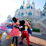 Personagens passeando no Magic Kingdom da Disney Orlando