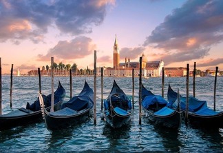 Paisagem de barcos no Grande Canal em Veneza