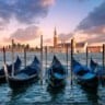 Paisagem de barcos no Grande Canal em Veneza