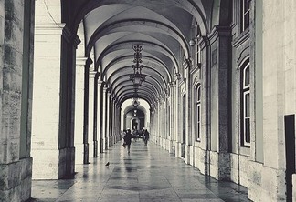 Foto em preto e branco de uma construção com arcos de Lisboa