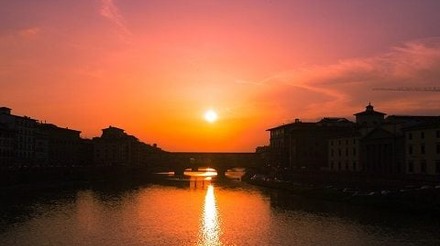 Vista da Ponte Vecchio em Florença durante o pôr do sol