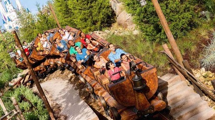 Diversão no Seven Dwarfs Mine Train no Magic Kingdom da Disney Orlando