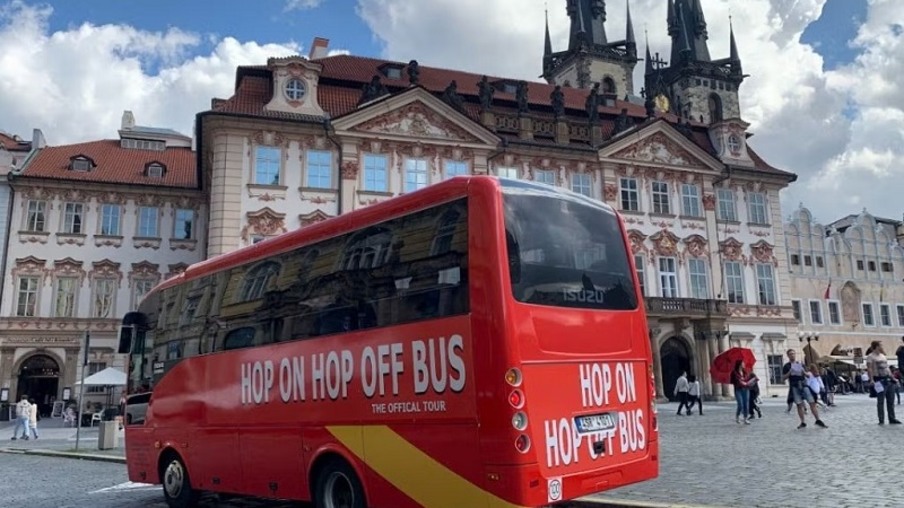Ônibus turístico em Praga, República Tcheca