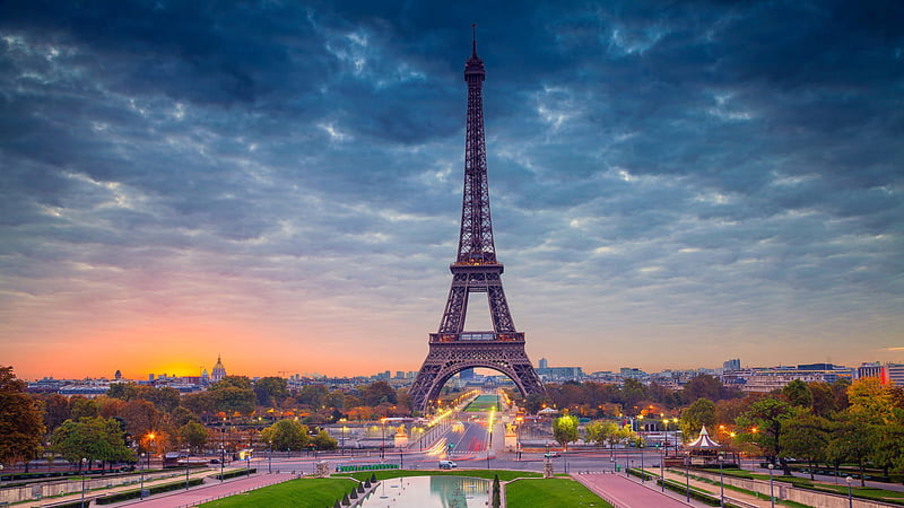 Paisagem na França com a Torre Eiffel