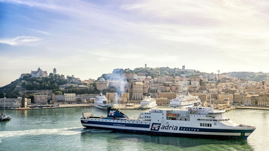 Ferry boat Adria Ferries em Ancona na Itália