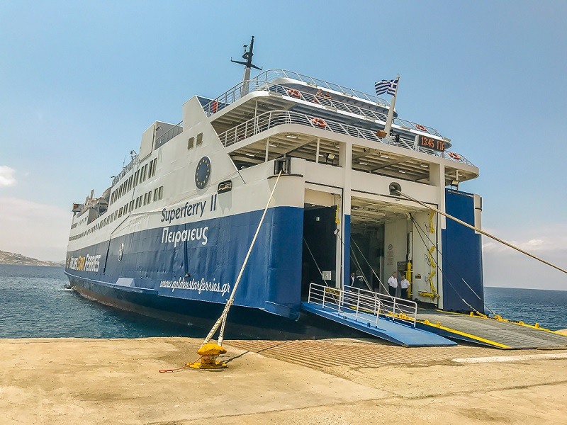 Santorini a Mykonos de carro + ferry