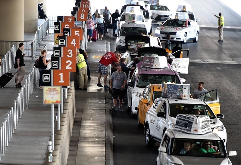 Fila de táxis no Aeroporto Internacional Harry Reid em Las Vegas