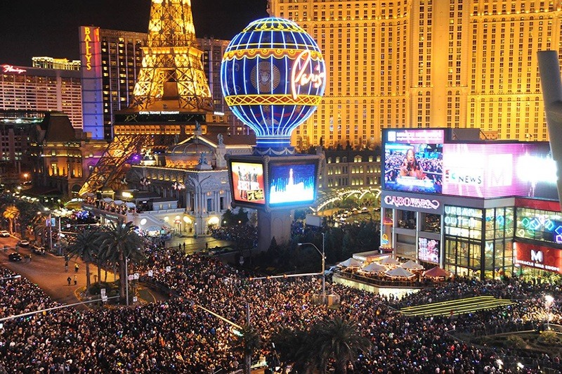 Multidão na avenida The Strip em Las Vegas na virada de ano