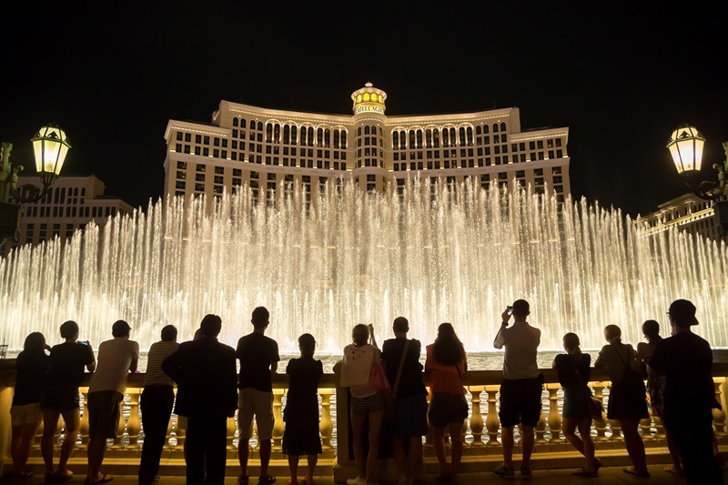 Pessoas assistindo ao show das águas do Bellagio em Las Vegas