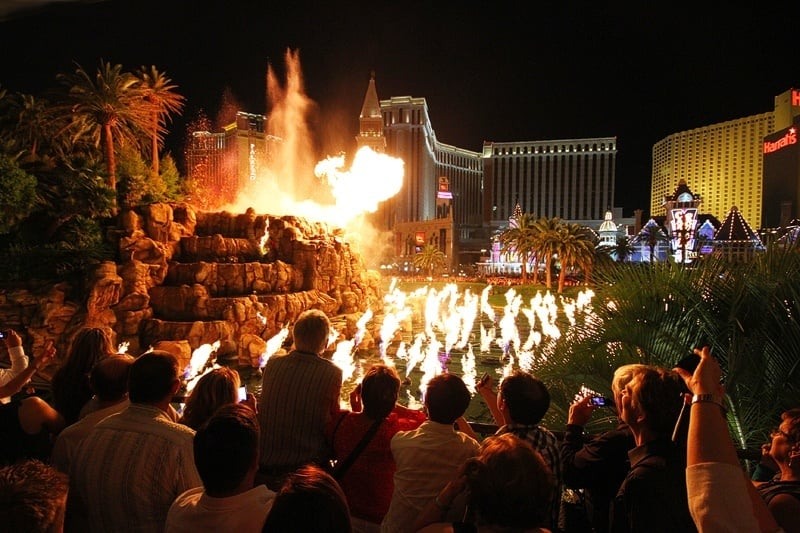 Pessoas assistindo ao show do vulcão do Mirage em Las Vegas