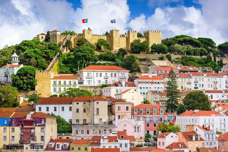 Vista do Castelo de São Jorge acima das casas na cidade