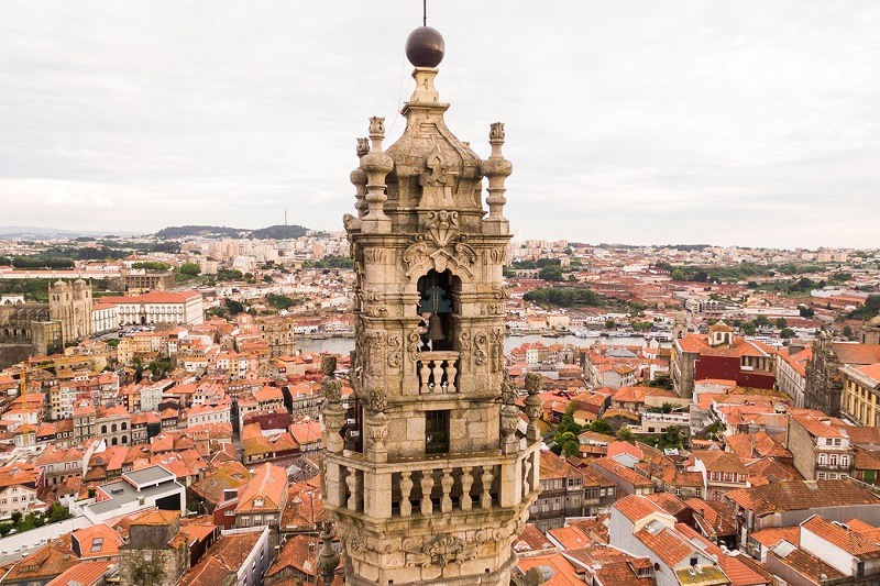 Vista da Torre e Igreja dos Clérigos em Porto