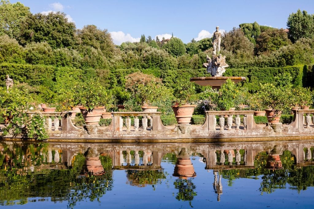 Vista de fonte e lago no Jardim de Bóboli em Florença