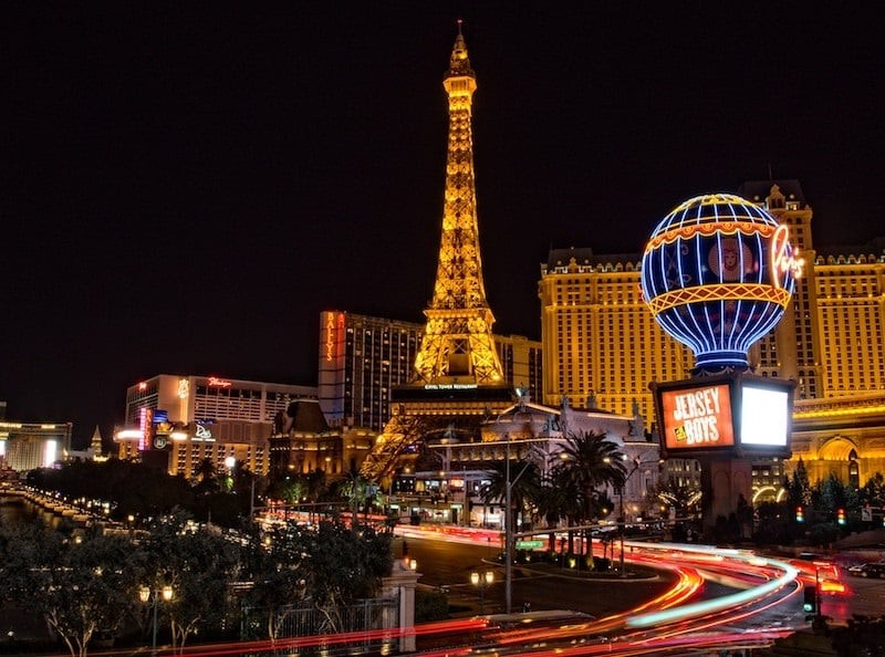 Torre Eiffel em Las Vegas à noite
