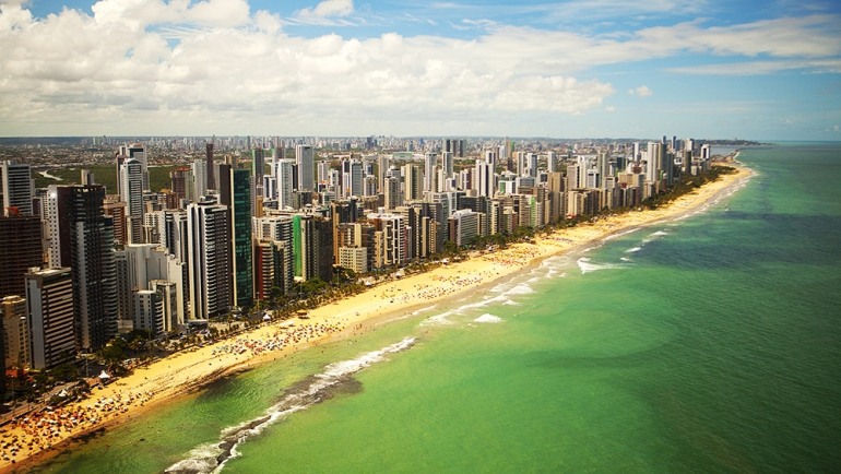 Praia de Boa Viagem é um dos lugares mais indicados para o que fazer de graça em Recife