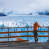 Turista admirando o Glacial Perito Moreno