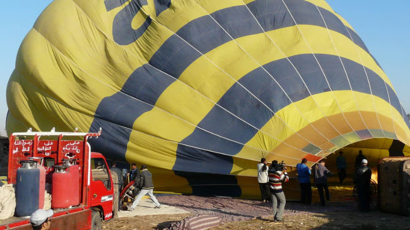Balão que sobrevoa Luxor ao amanhecer