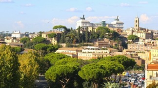 Vista aérea de edifícios em Roma em um dia ensolarado