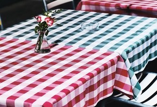 Mesas de restaurante com forros com as cores da bandeira portuguesa