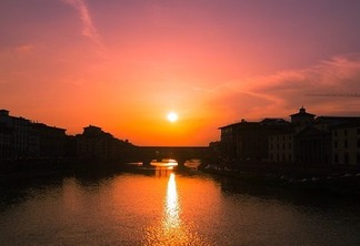 Vista da Ponte Vecchio em Florença durante o pôr do sol