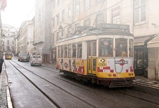 Rua de Lisboa com um bonde andando