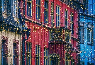 Cidade enfeitada com luzes de Natal