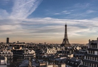 Vista da Torre Eiffel na cidade de Paris