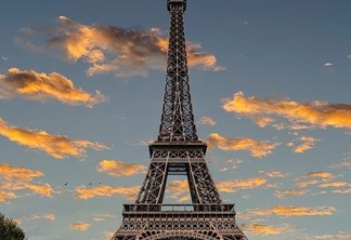 Torre Eiffel em Paris durante o por do sol
