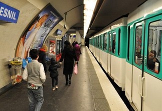 Interior de metrô em Paris