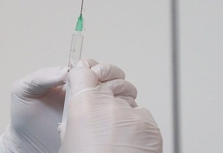 Enfermeiro segurando uma vacina