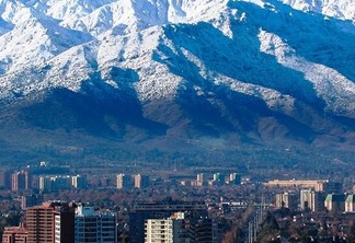 Vista da cidade de Mendoza com montanhas cheias de neve ao fundo