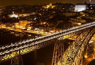 Vista da Ponte D. Luís I à noite em Porto