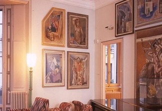Sala com quadros pendurados na parede na Casa-Museu Boschi Di Stefano.