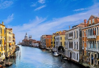 Vista de Casas e rio em Veneza