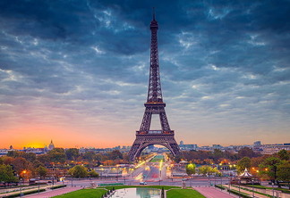 Paisagem na França com a Torre Eiffel