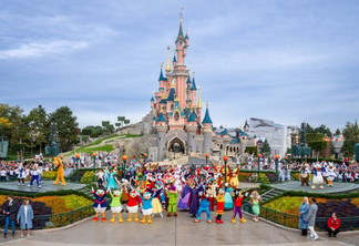 Personagens reunidos na Disney de Paris