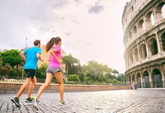 Correndo próximo ao Coliseu de Roma
