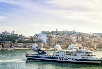 Ferry boat Adria Ferries em Ancona na Itália