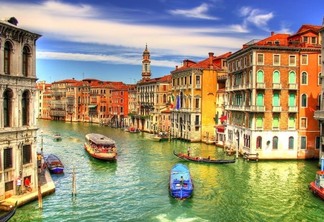 Paisagem de construções e barcos no canal em Veneza