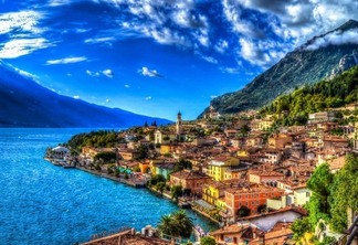 Paisagem da costa e Lago de Garda na Itália