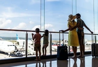 Família observando aviões em aeroporto na Itália