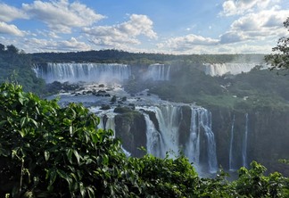 Qual a cidade do Paraguai mais próxima de Foz do Iguaçu?