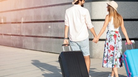 Casal com malas de viagem na Itália