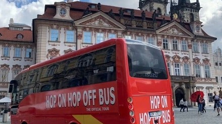 Ônibus turístico em Praga, República Tcheca