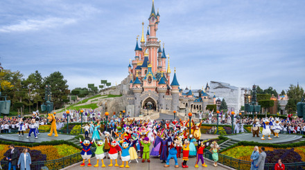 Personagens reunidos na Disney de Paris