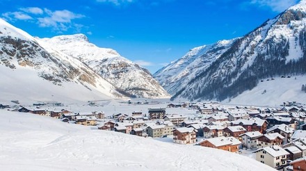 Vista para as Dolomitas em Livigno nos Alpes italianos