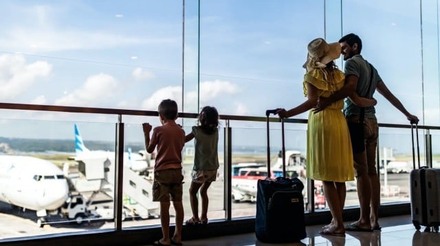 Família observando aviões em aeroporto na Itália