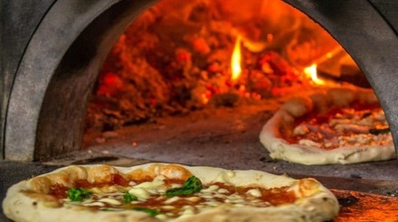 Pizzas no forno a lenha na Itália