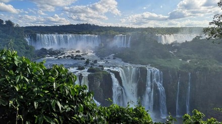 Qual a cidade do Paraguai mais próxima de Foz do Iguaçu?
