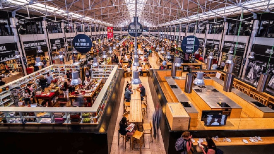 Vista do interior do Mercado da Ribeira em Lisboa